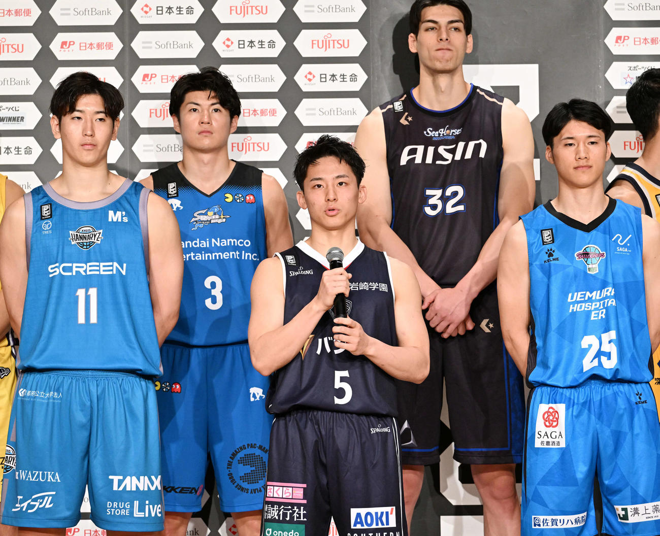 Bリーグ開幕前会見で抱負を述べる横浜BC河村（中央）（撮影・滝沢徹郎）