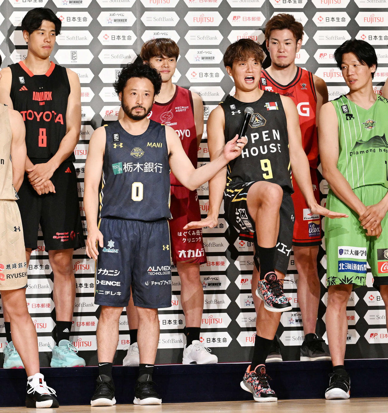 宇都宮田臥（左から2人目）からマイクを向けられ「おいさー！」とさけぶ群馬辻（撮影・滝沢徹郎）