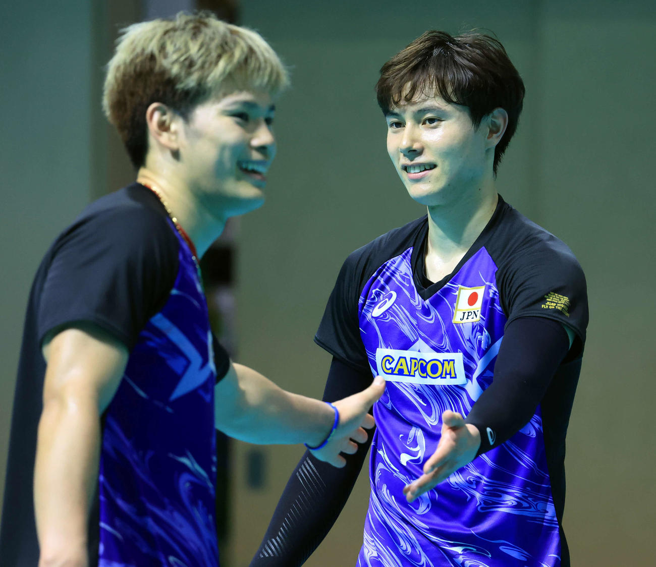 8月、男子バレーボール日本代表合宿で西田有志（左）とタッチを交わす高橋藍