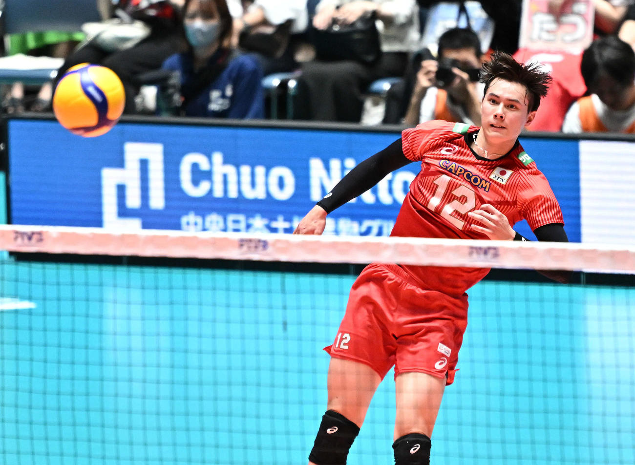 日本対カナダ　第3S、サーブを放つ高橋藍（撮影・滝沢徹郎）