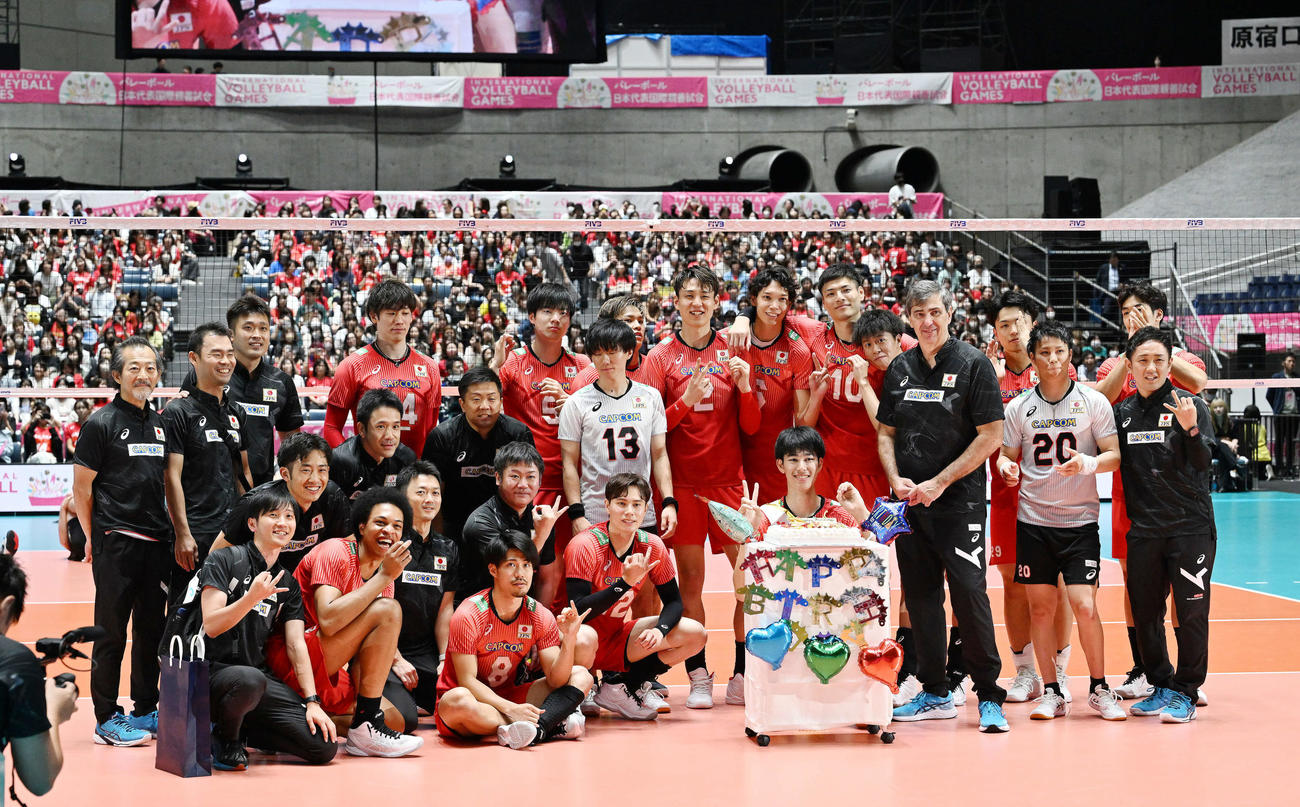 日本対カナダ　試合後、ケーキの前で二十歳の誕生日を祝う甲斐と記念撮影する選手たち（撮影・滝沢徹郎）