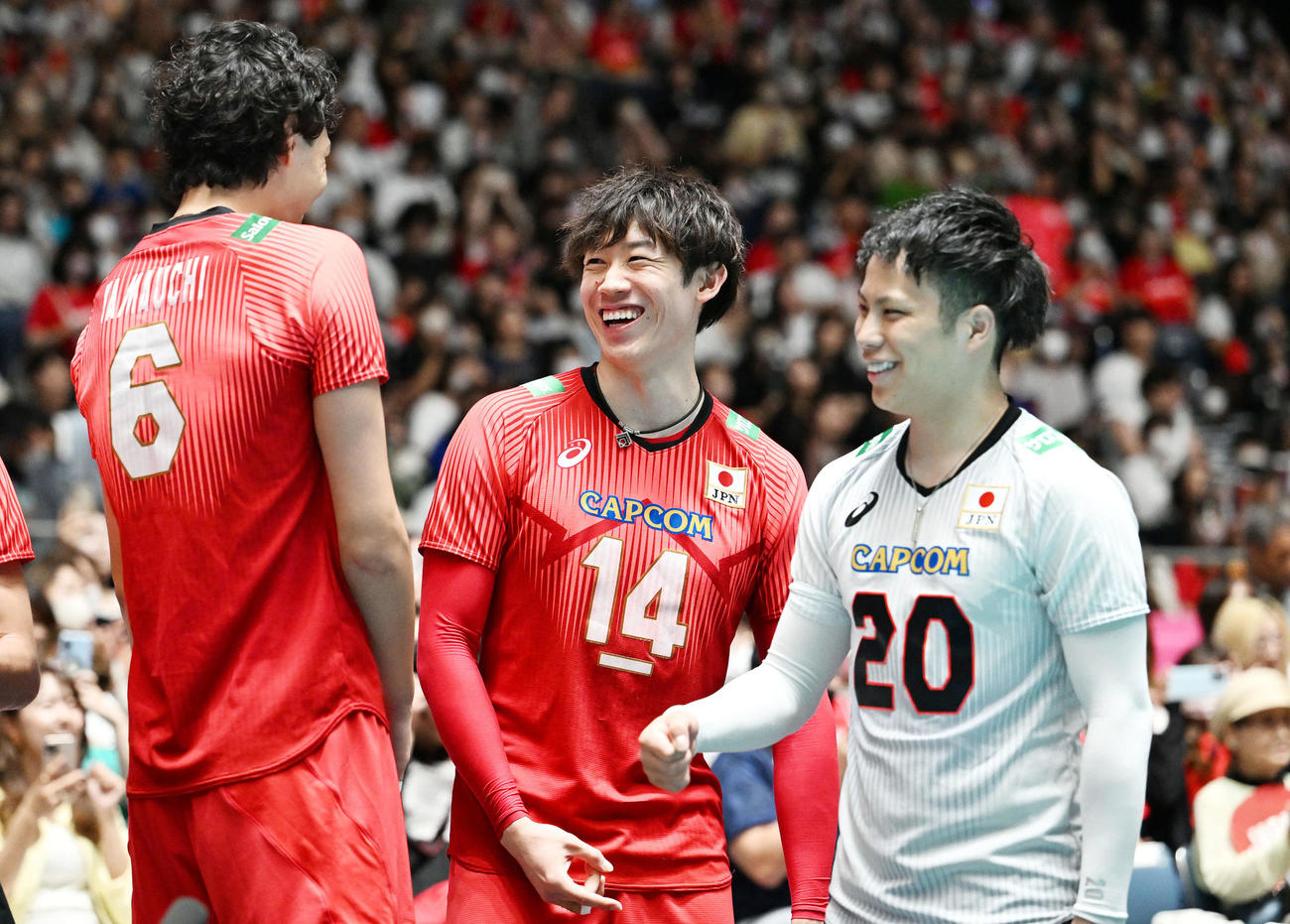 日本対カナダ　第4S、ベンチで笑顔を見せる石川（中央）ら（撮影・滝沢徹郎）