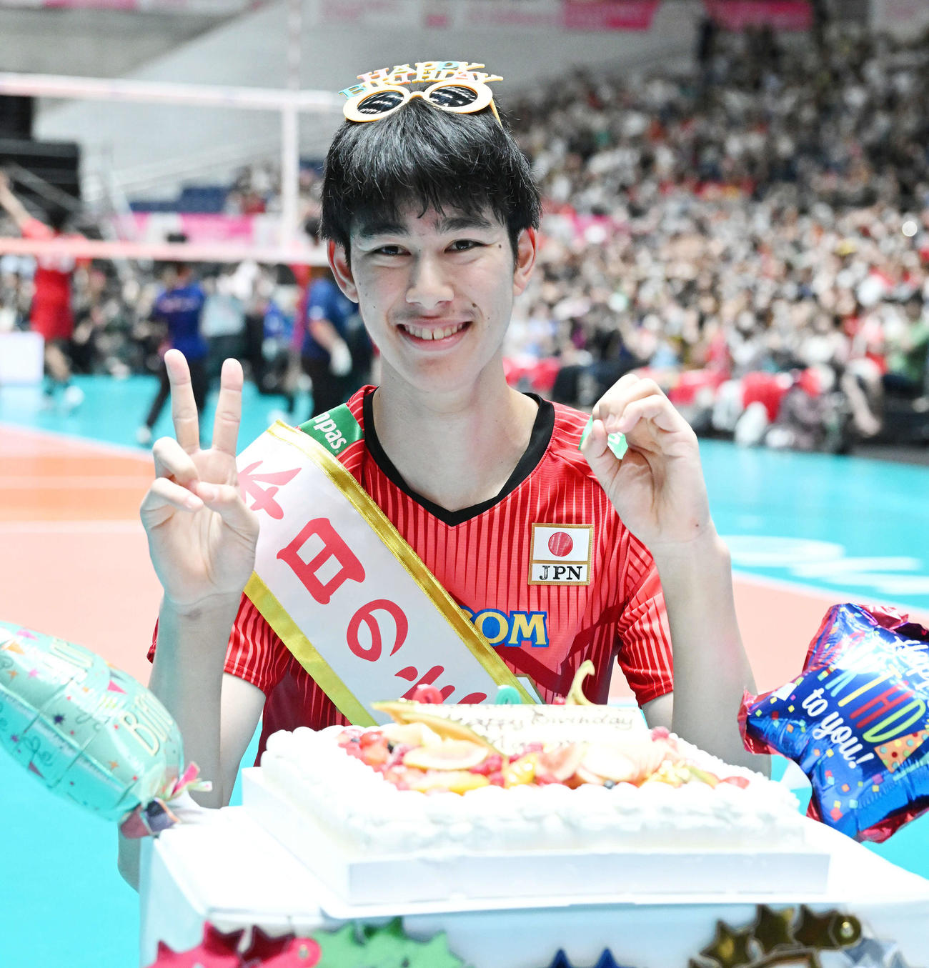 日本対カナダ　試合後、二十歳の誕生日の甲斐優斗はケーキの前で記念撮影する（撮影・滝沢徹郎）