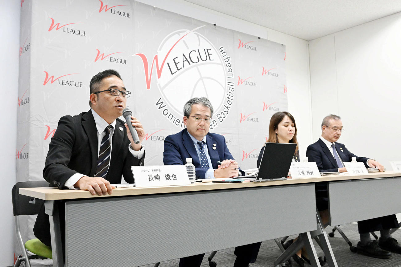 会見する長崎俊也Wリーグ事務局長（左）ら（撮影・滝沢徹郎）