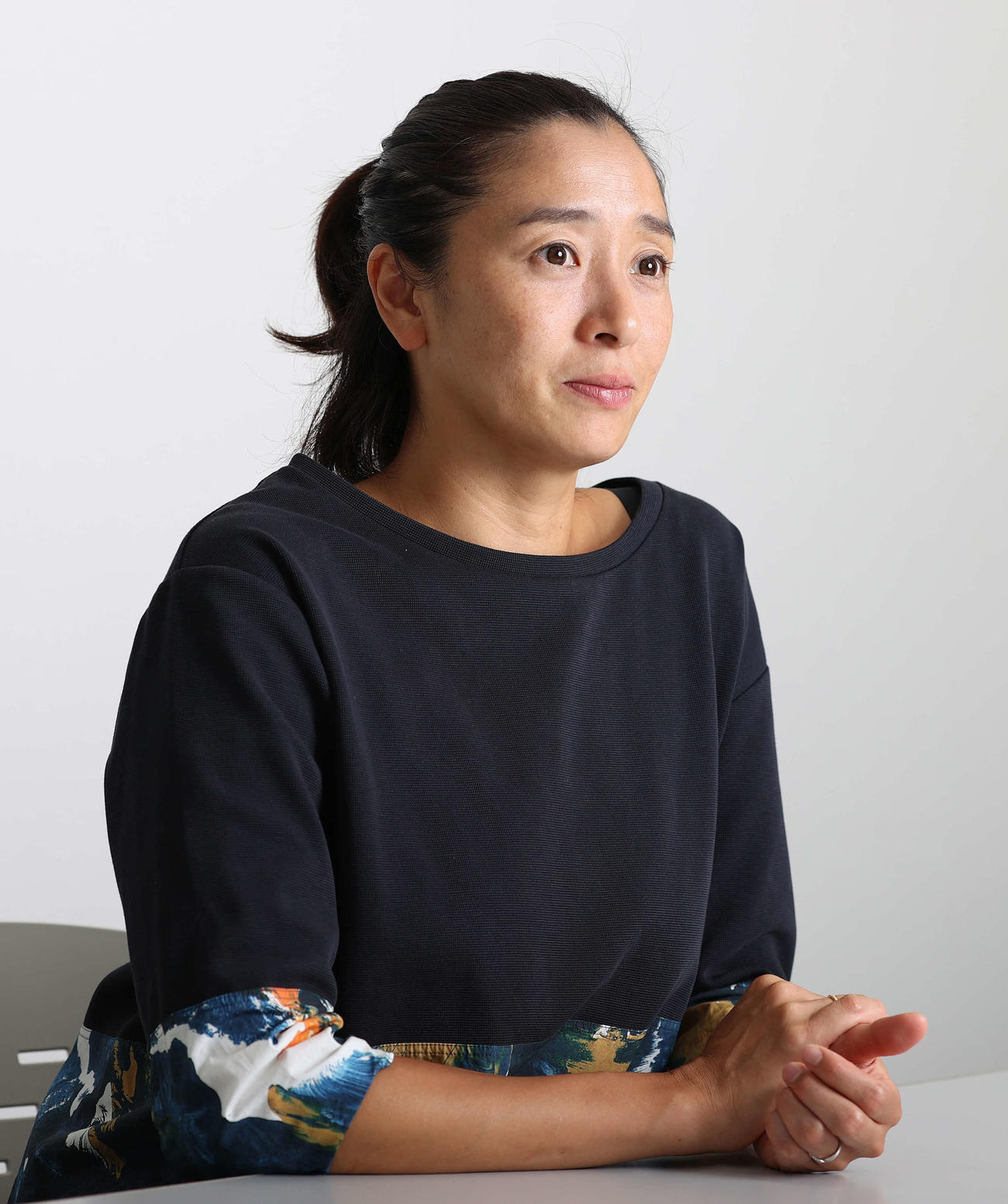 日刊スポーツのインタビューに応じた競泳元日本代表の伊藤さん（撮影・河野匠）