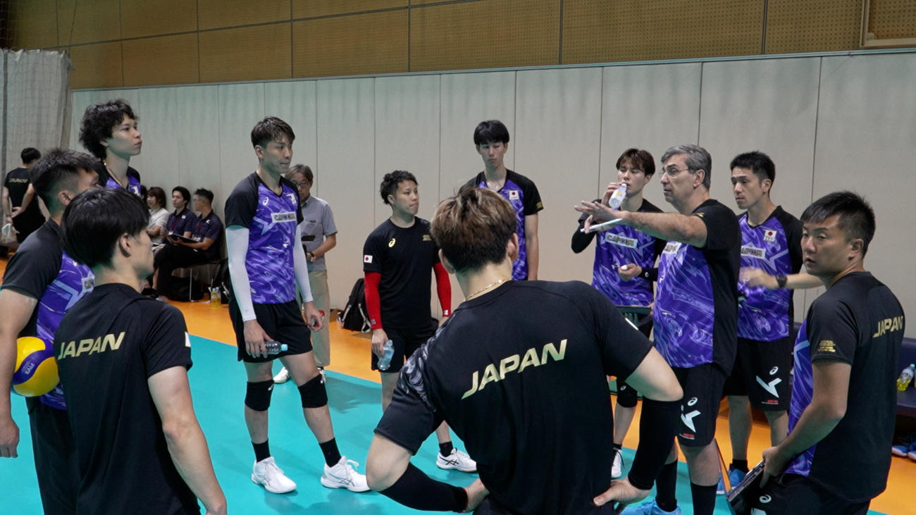 ミーティングを行うブラン監督（右から3番目）（C)JVA