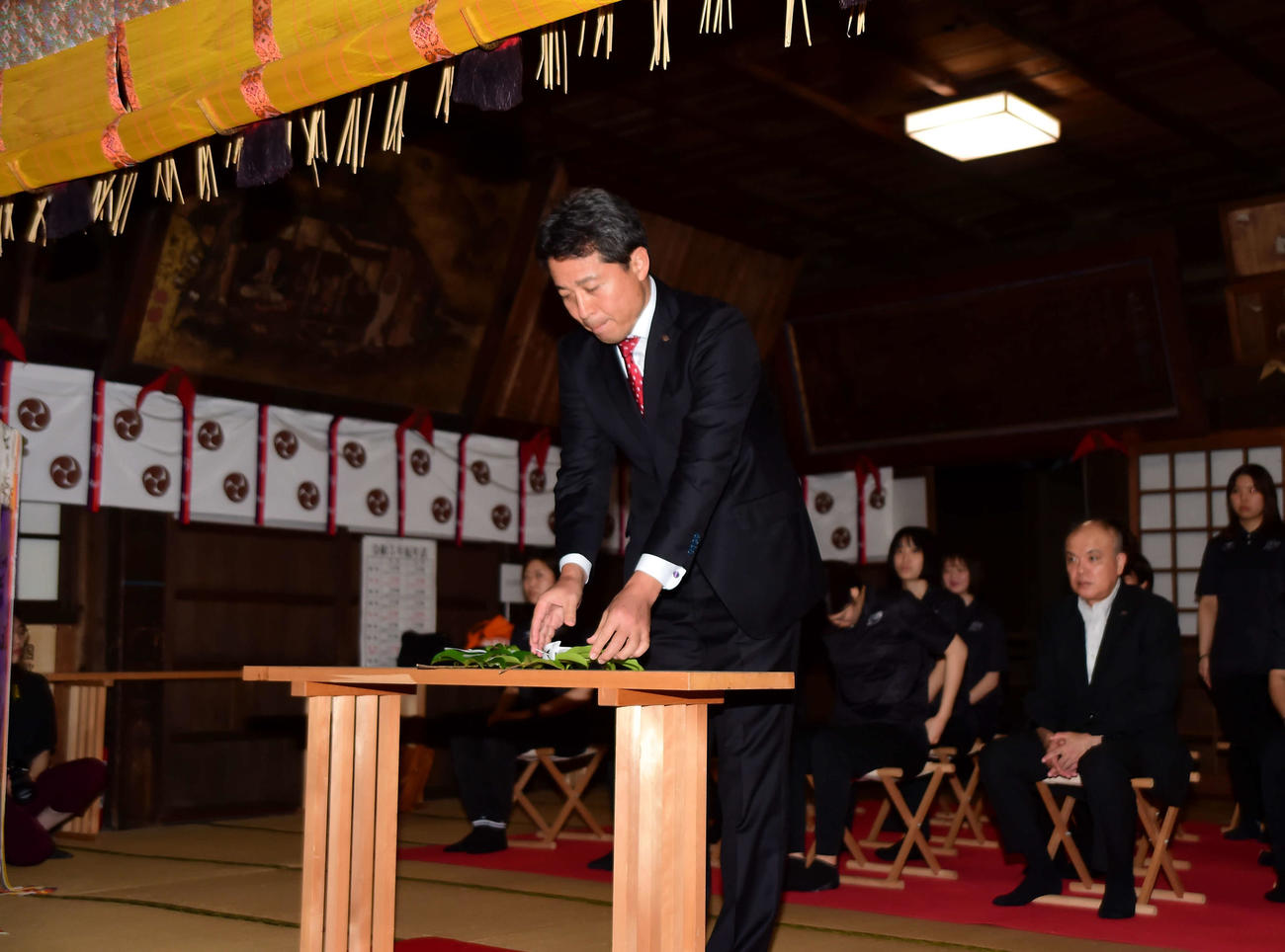 玉串を奉納する新潟ラビッツの伊藤監督