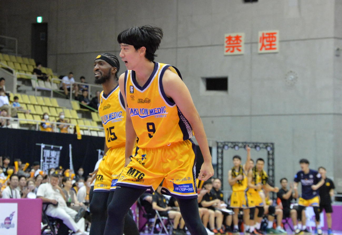 仙台対秋田　チーム最多の13得点をマークし、優勝に貢献したヤン（中央）（撮影・濱本神威）
