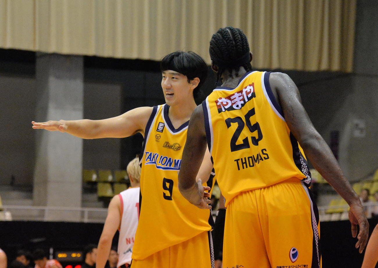 仙台対秋田　チーム最多の13得点をマークし、優勝に貢献したヤン（左）（撮影・濱本神威）