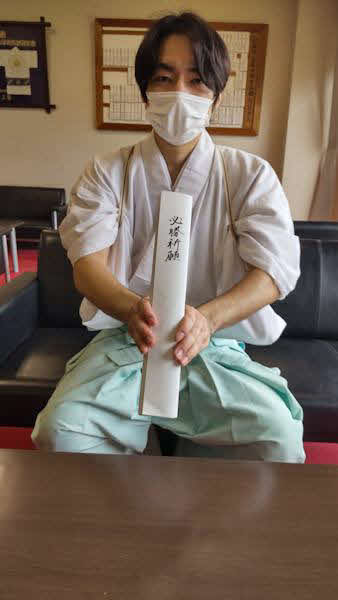 宇都宮ブレックス必勝祈願の祝詞をかかげる宇都宮二荒山神社の広報担当、篠崎博哉権禰宜（ごんねぎ）（撮影・沢田啓太郎）