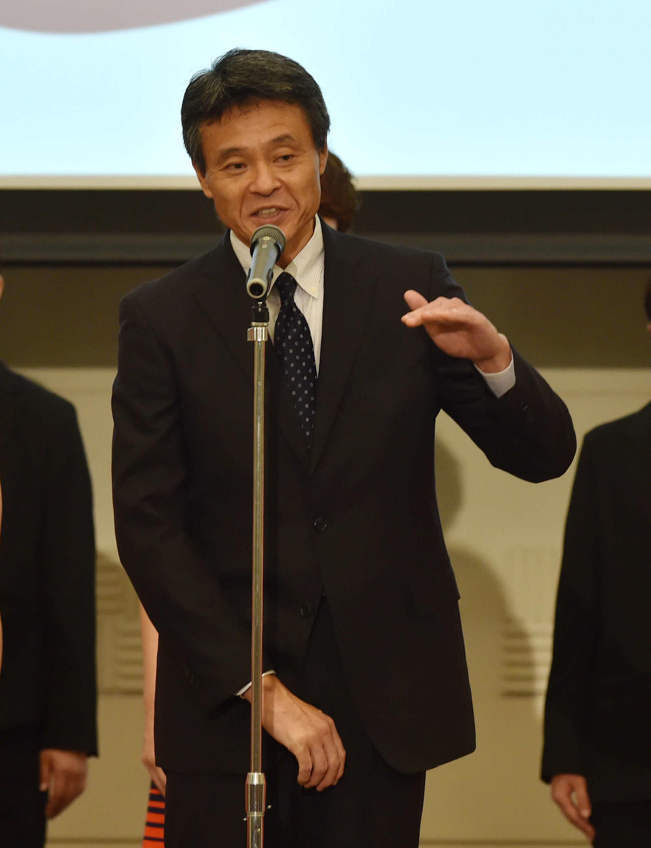 出陣式で意気込みを語る小嶋HC