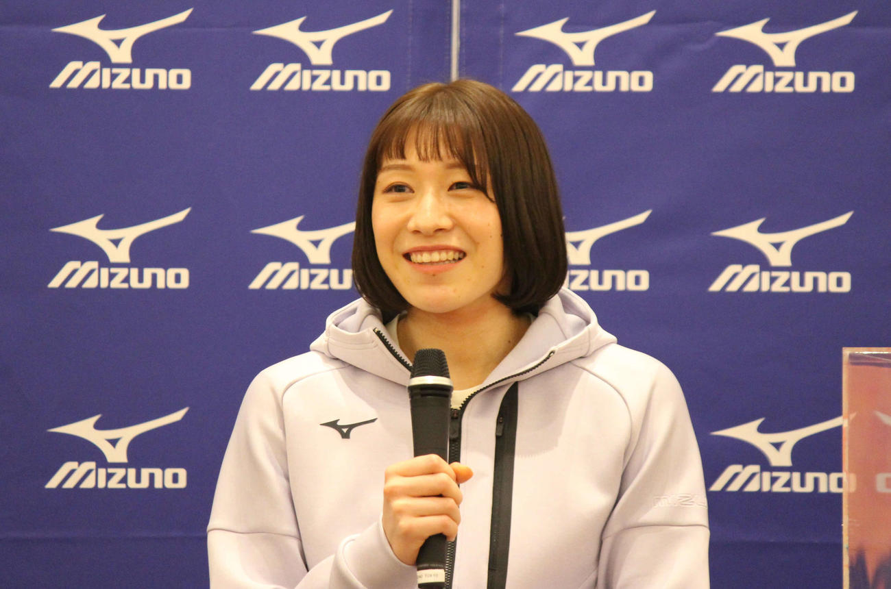 トークイベントで笑顔を見せる石川真佑（撮影・勝部晃多）