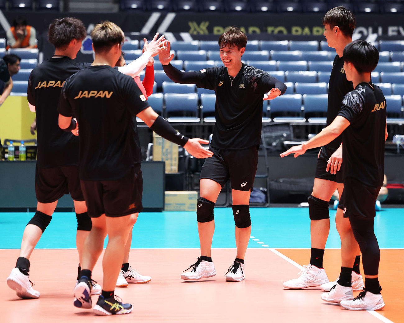 公式練習でポイントし笑顔で輪を作る高橋藍（中央）ら男子バレー日本代表（撮影・河田真司）