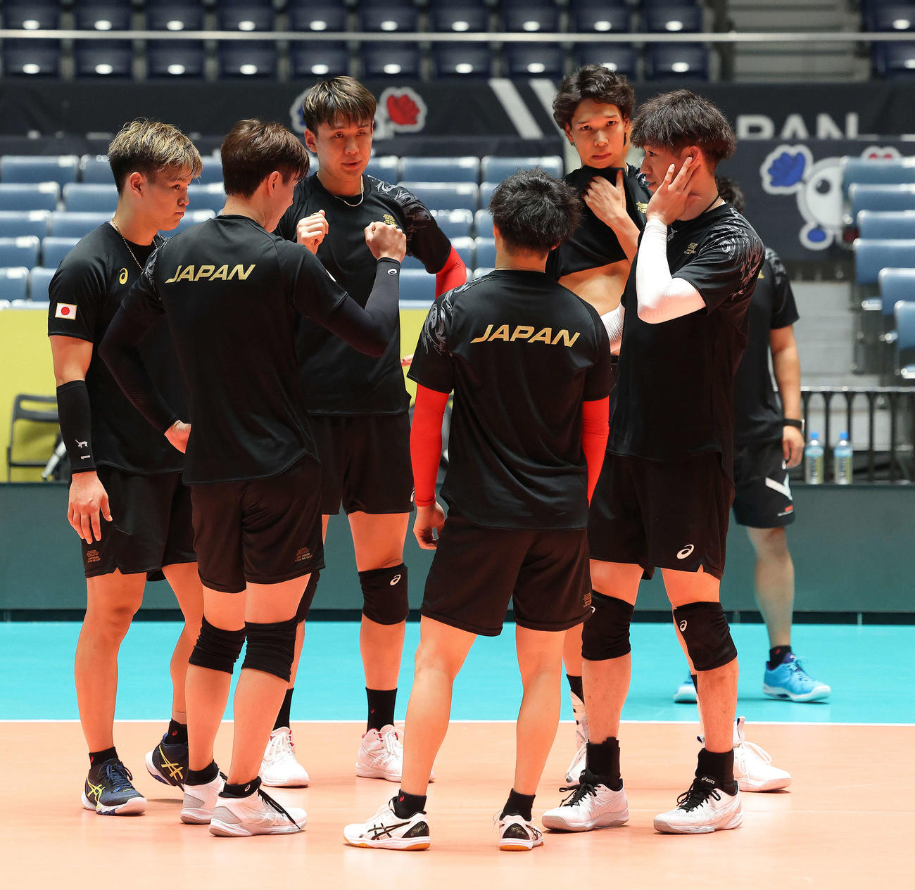公式練習で円陣を組む男子バレー日本代表（撮影・河田真司）