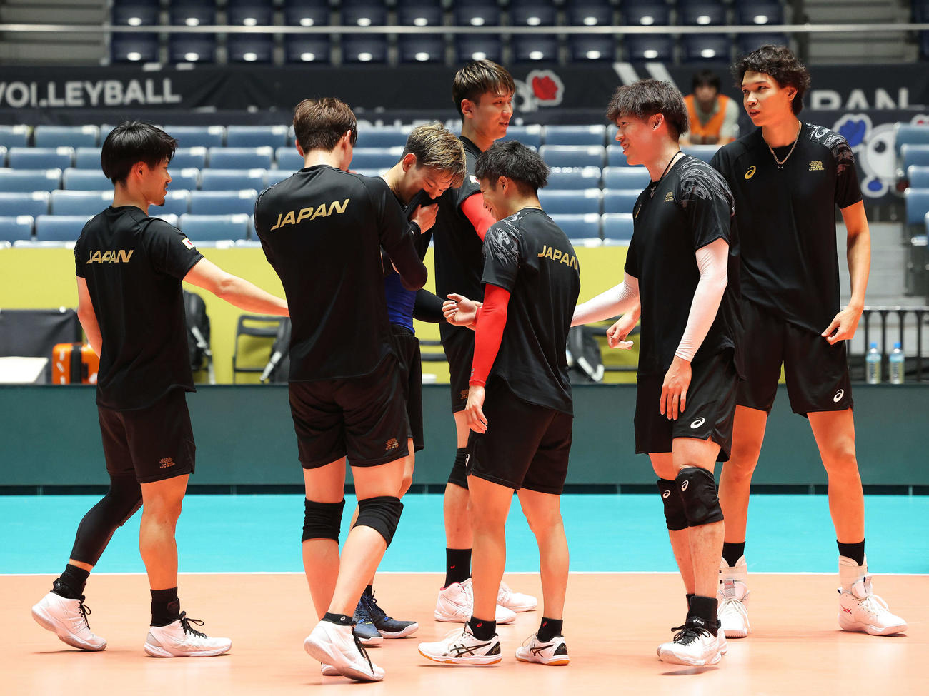 公式練習で円陣を組む男子バレー日本代表（撮影・河田真司）