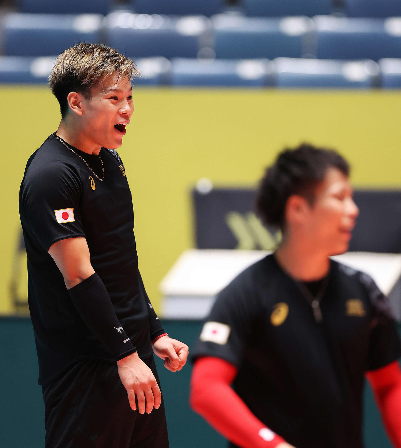 公式練習で笑顔を見せる西田（撮影・河田真司）