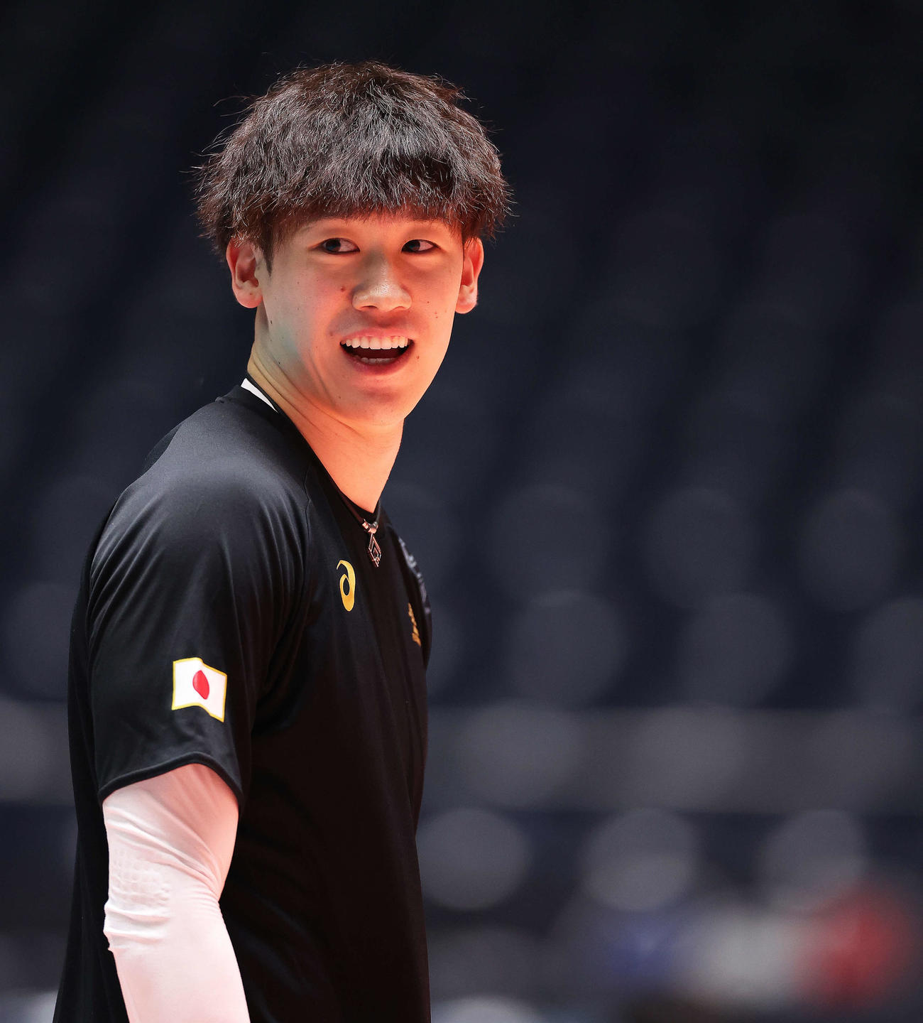 公式練習で笑顔を見せる石川（撮影・河田真司）