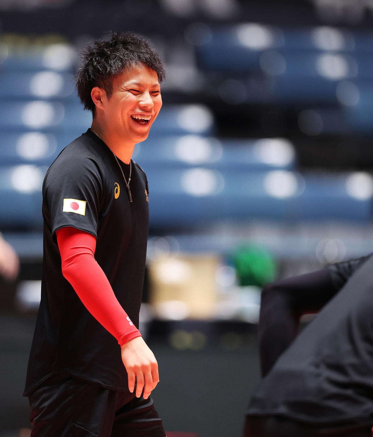 公式練習で笑顔を見せる山本（撮影・河田真司）