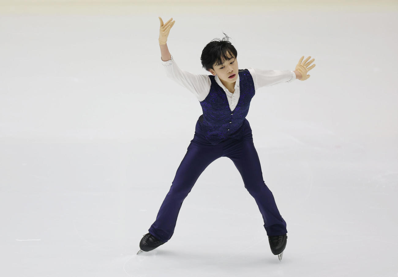 男子ジュニアSPで演技する高橋（撮影・前田充）