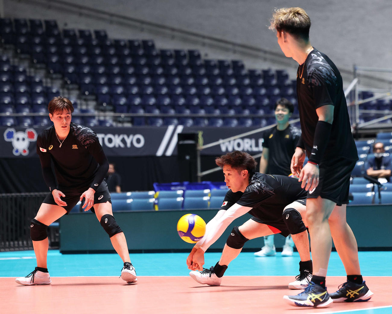 公式練習でレシーブする石川（中央）。左は高橋藍、右は西田（撮影・河田真司）