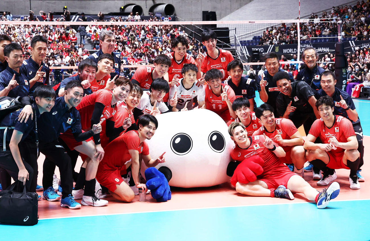 日本対フィンランド　フィンランドに勝利し、集合写真で笑顔を見せる男子バレー日本代表（撮影・河田真司）