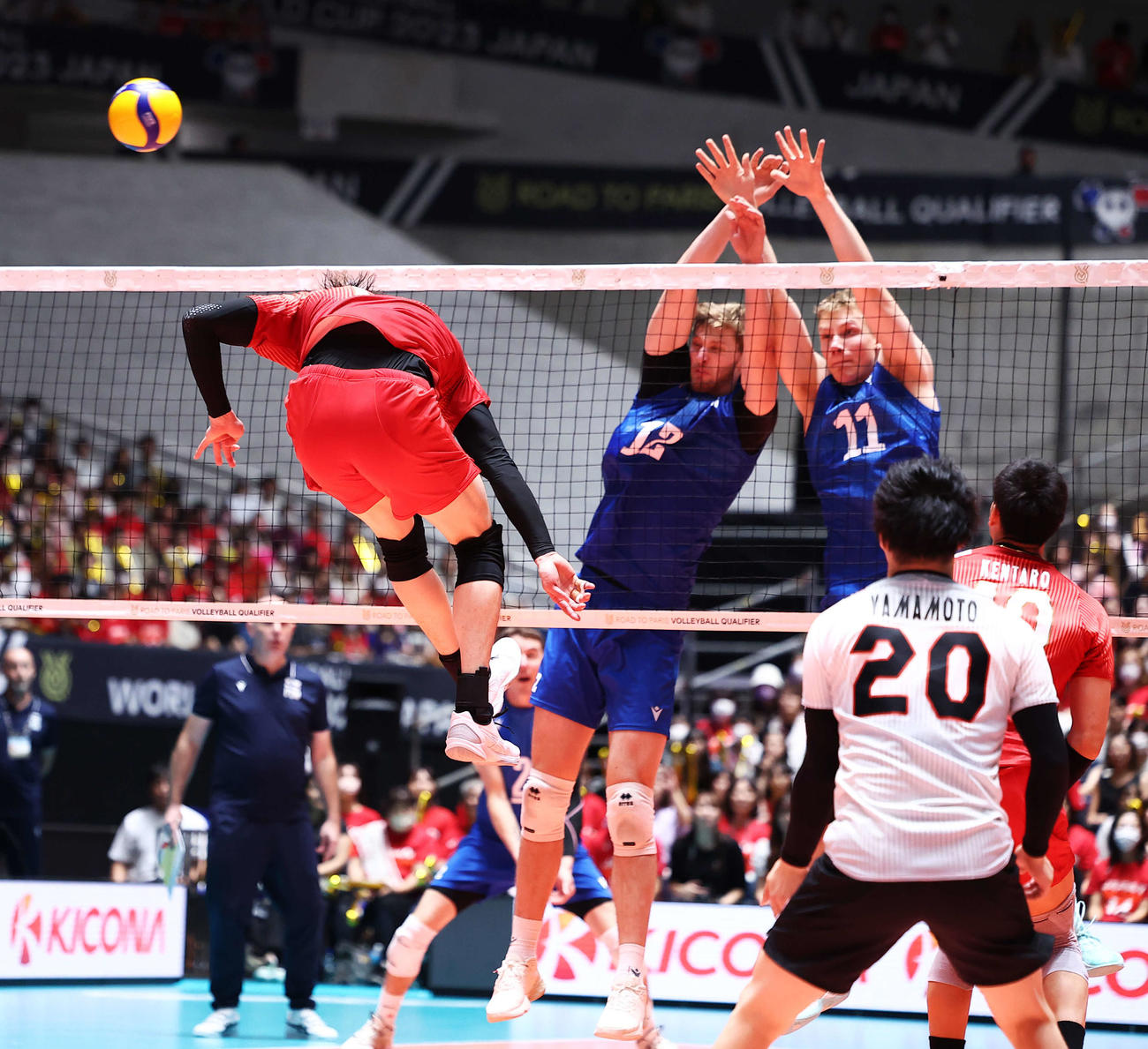 日本対フィンランド　第3S、スパイクを放つ石川（撮影・河田真司）