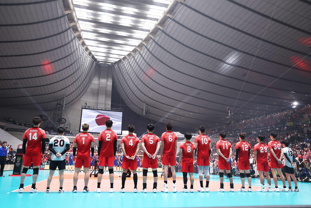 日本対フィンランド　君が代に臨む男子バレー日本代表（撮影・河田真司）