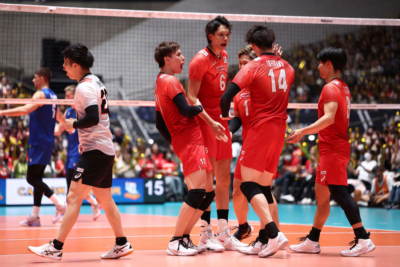 日本対フィンランド　　第1S、ポイントする男子バレー日本代表（撮影・河田真司）