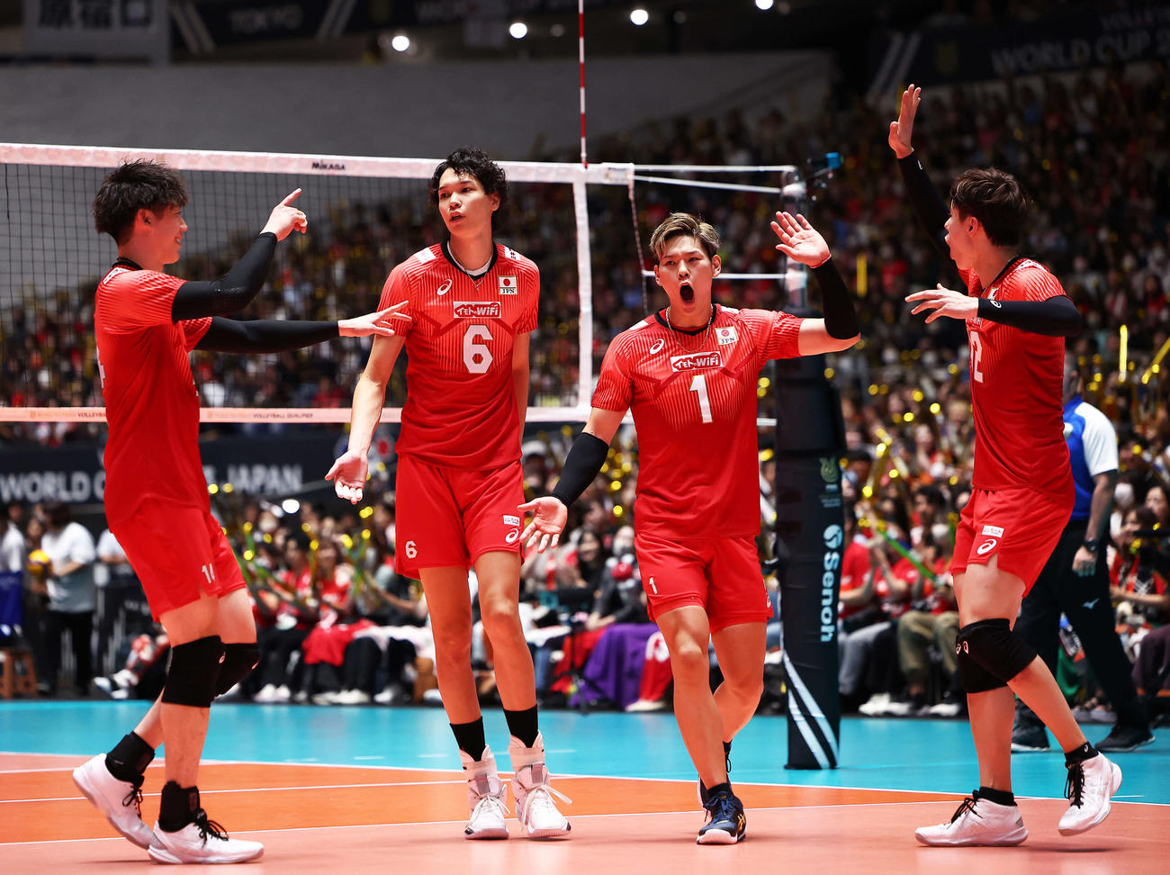 日本対フィンランド　第1S　ポイントする石川（左）ら男子バレー日本代表（撮影・河田真司）