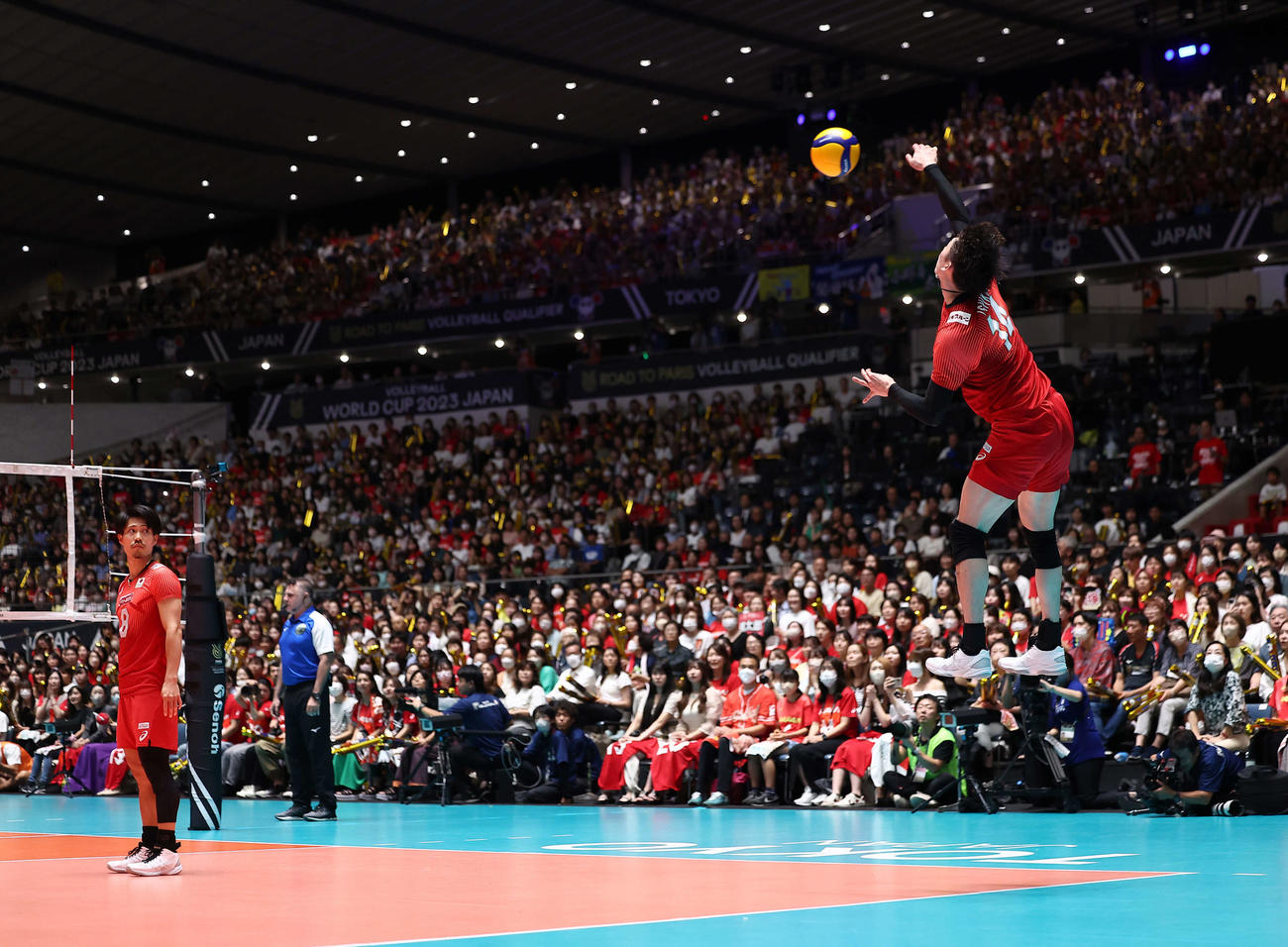 日本対フィンランド　　第1S、サーブを放つ石川（撮影・河田真司）