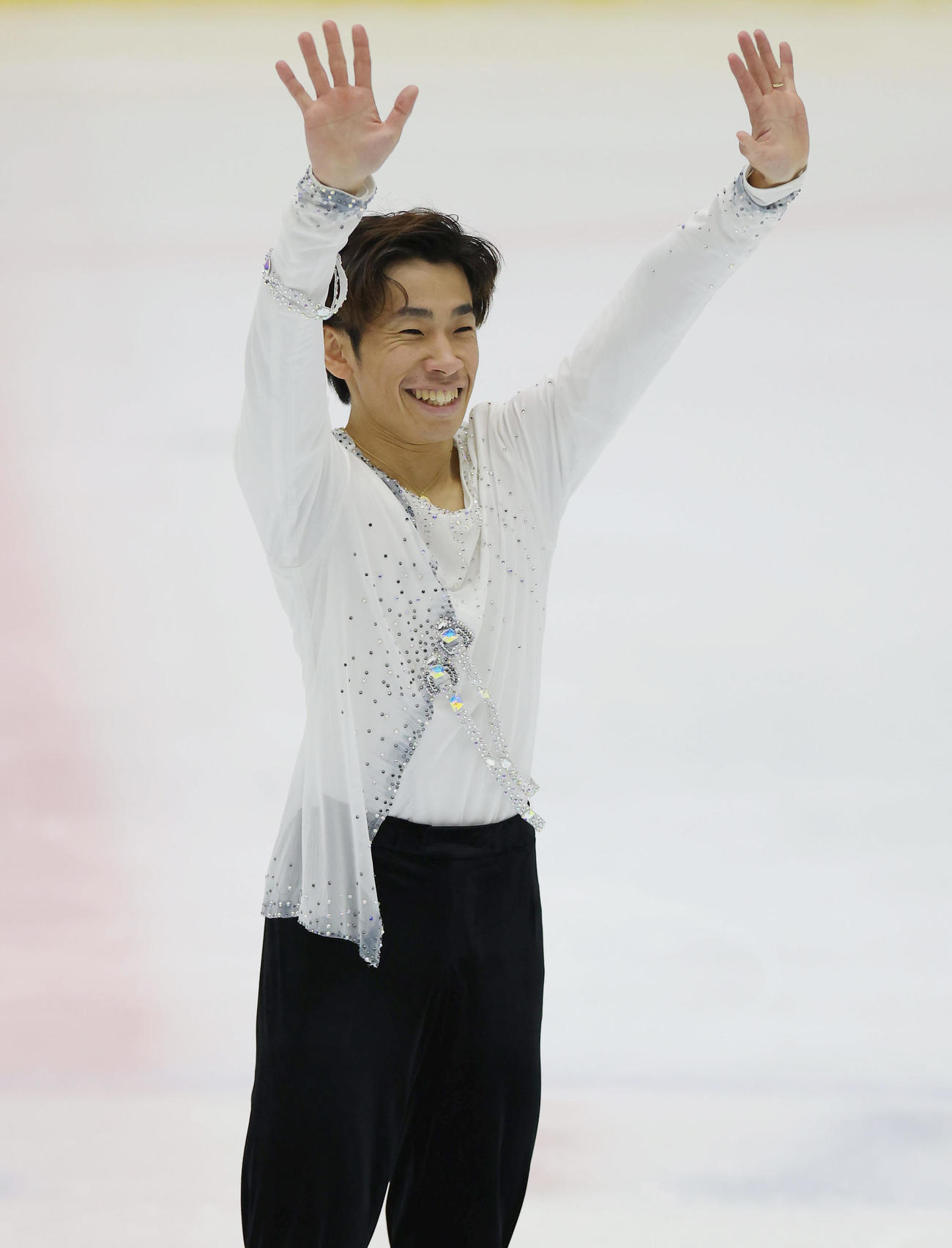 演技を終え笑顔で手を振る織田（撮影・前田充）