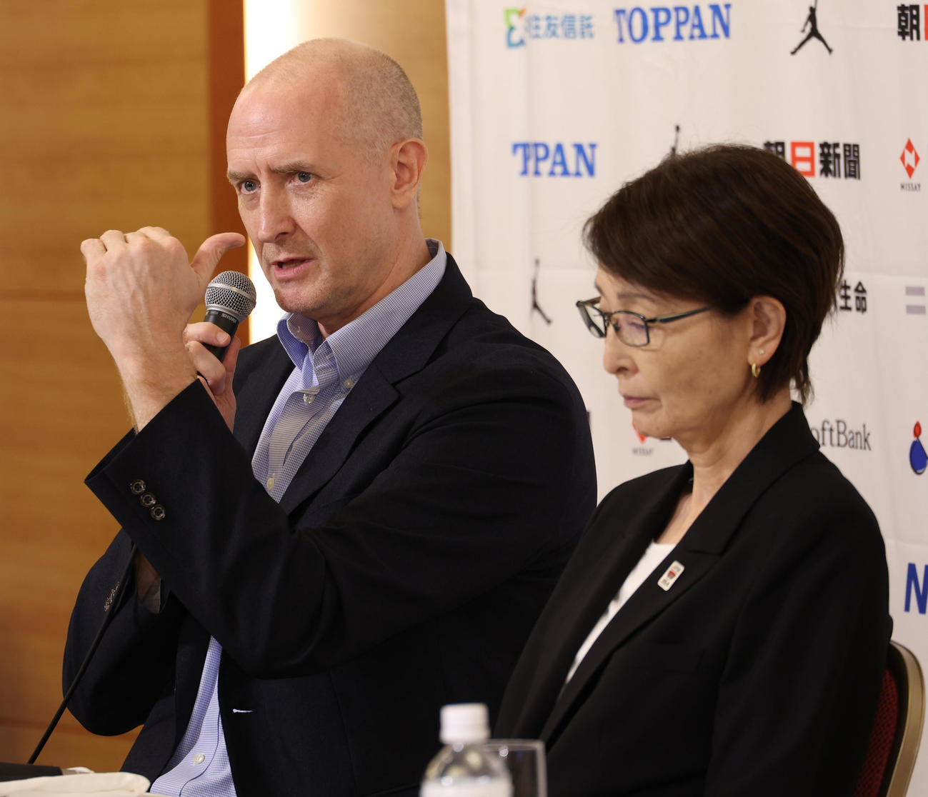 ワールドカップ2023総括会見する日本バスケットボール男子ホーバス代表監督。右は三屋裕子会長（撮影・中島郁夫）