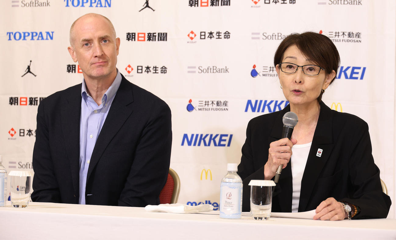 ワールドカップ2023総括会見する日本バスケットボール協会三屋裕子会長。左は日本バスケットボール男子ホーバス代表監督（撮影・中島郁夫）