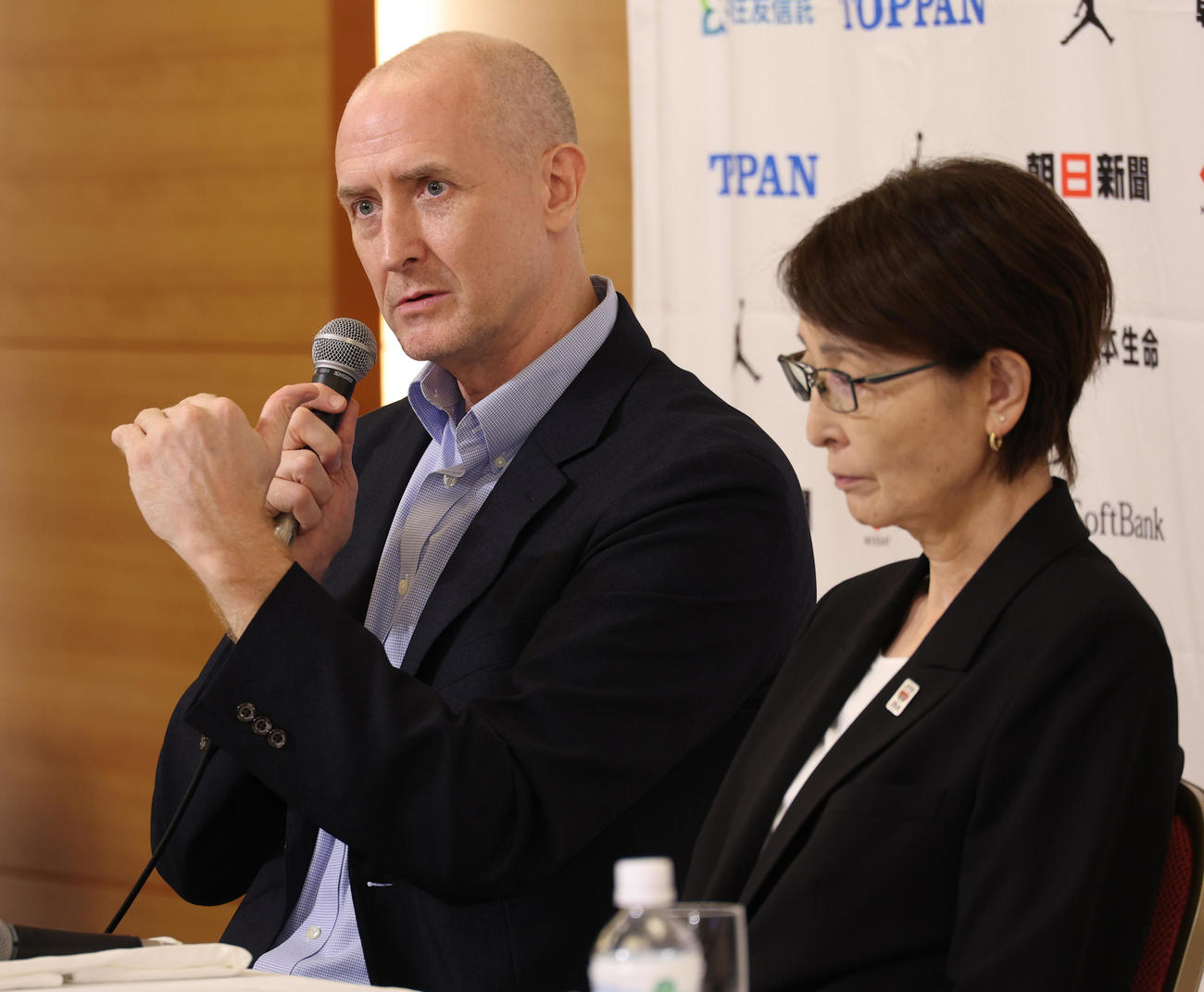ワールドカップ2023総括会見する日本バスケットボール男子ホーバス代表監督。右は三屋裕子会長（撮影・中島郁夫）