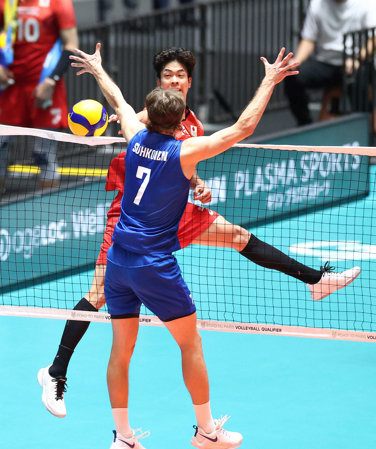 日本対フィンランド　第2S、スパイクを放つ宮浦（撮影・河田真司）