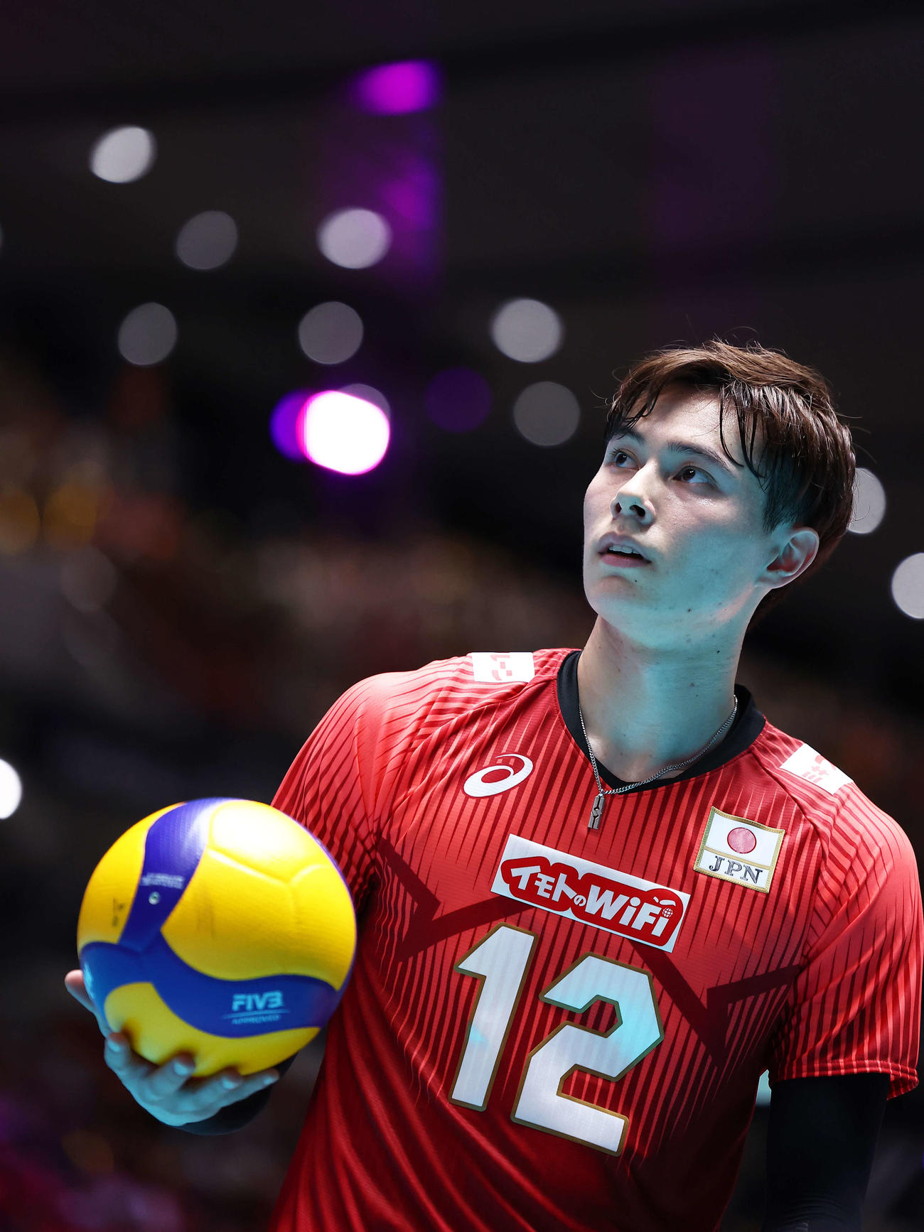 日本対フィンランド　第3S、サーブに臨む高橋藍（撮影・河田真司）