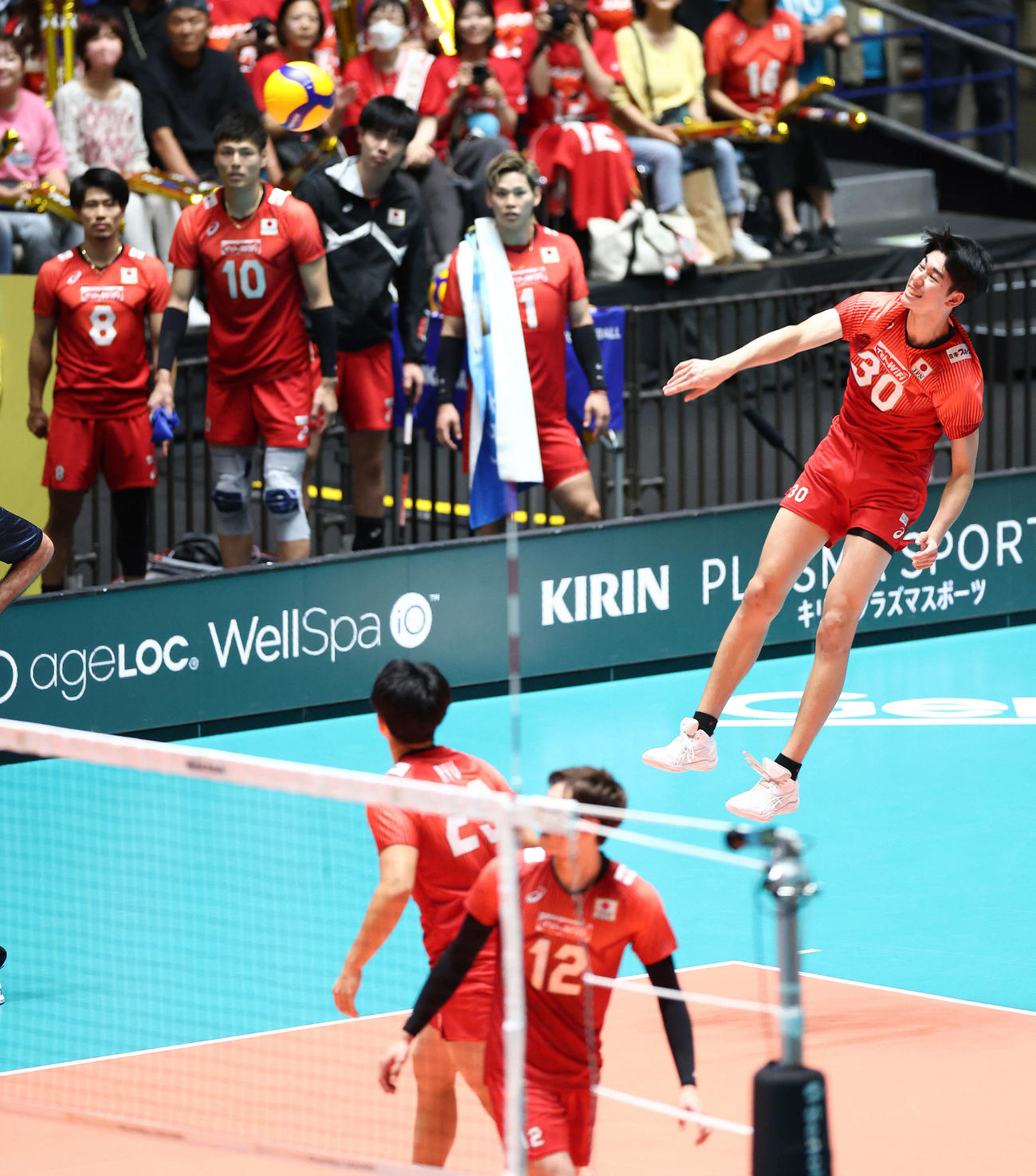 日本対フィンランド　第2S、サーブを放つ甲斐（撮影・河田真司）