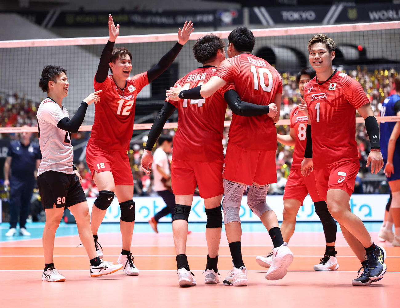 日本対フィンランド　第3S、ポイントし笑顔を見せる男子バレー日本代表（撮影・河田真司）
