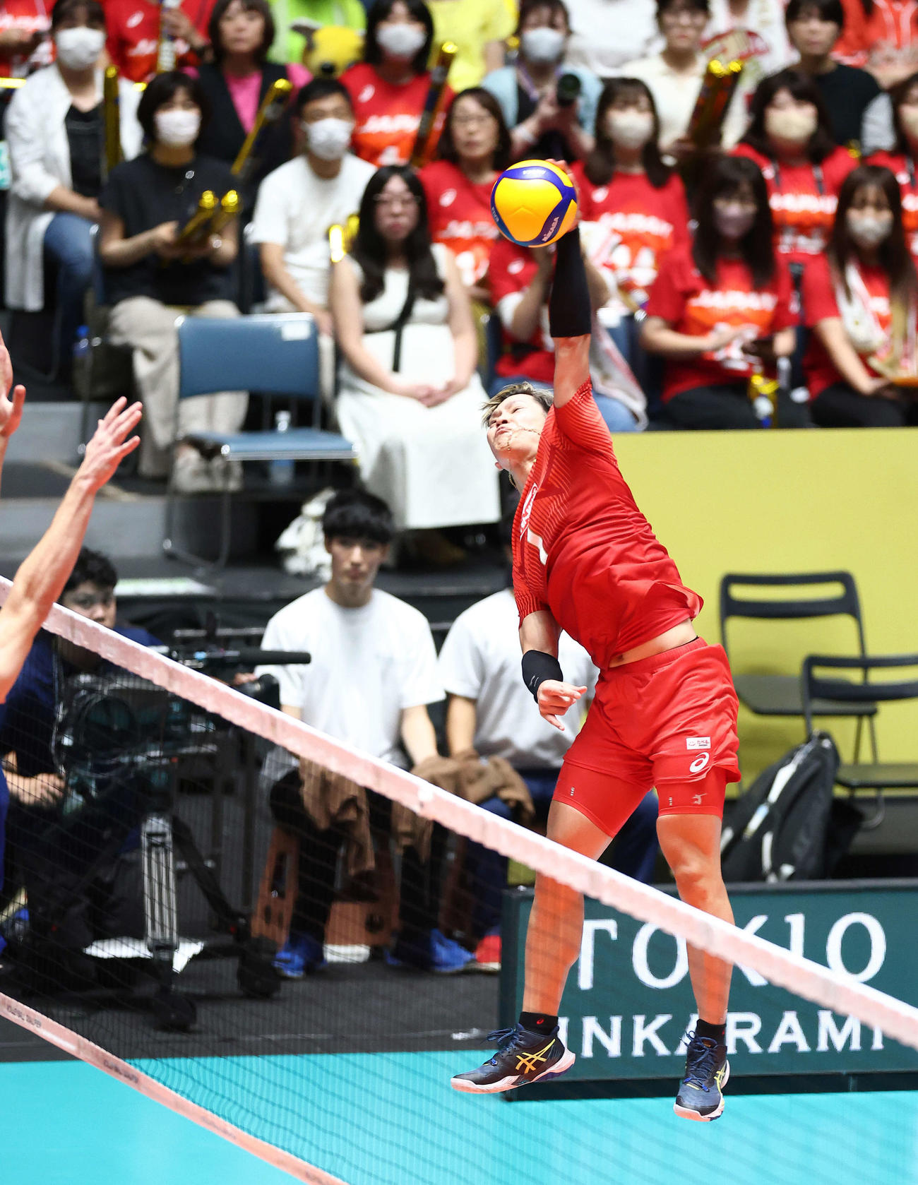 日本対フィンランド　第2S、スパイクを放つ西田（撮影・河田真司）
