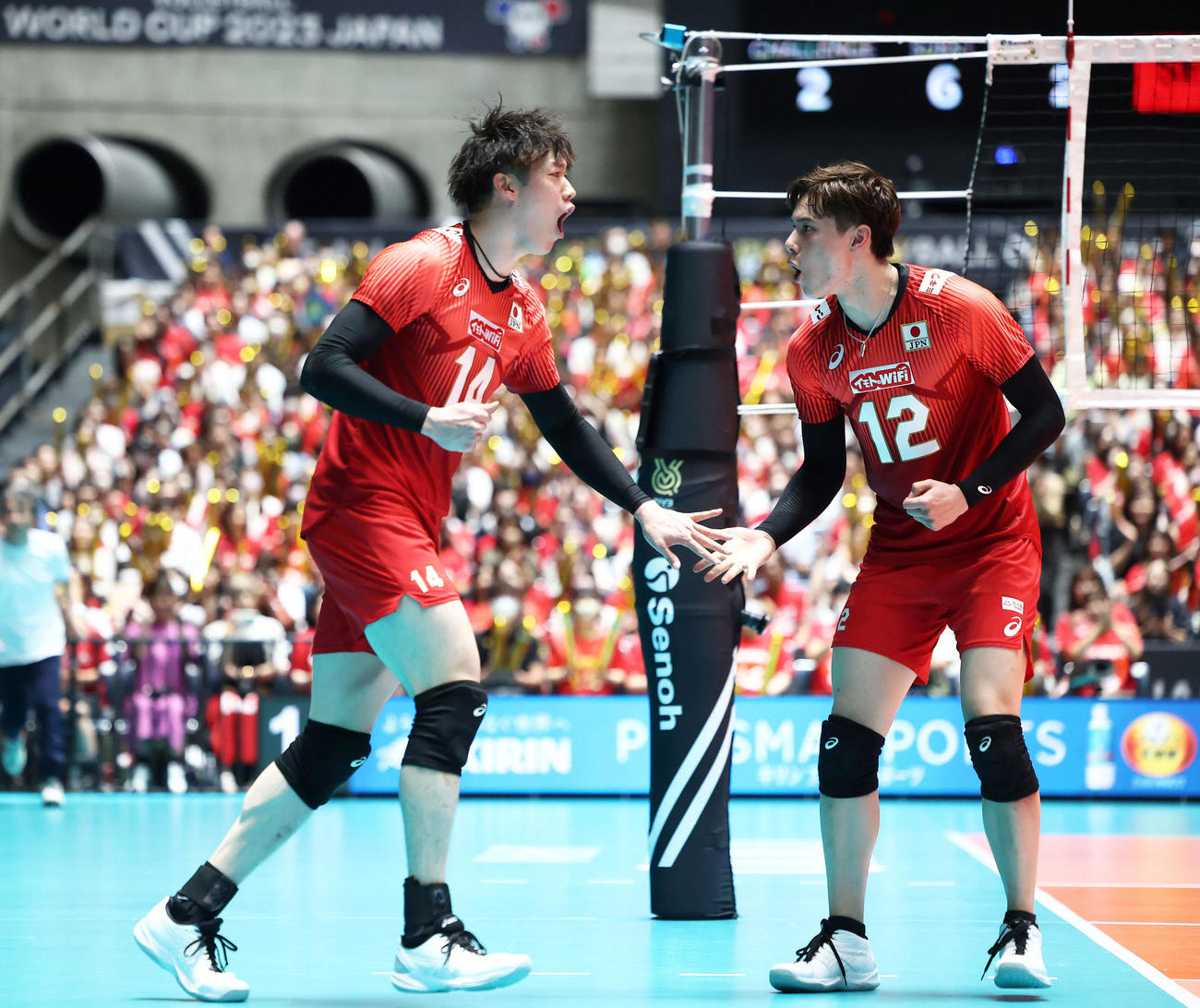 日本対フィンランド　第4S、ポイントし雄たけびを上げる石川（左）と高橋藍（撮影・河田真司）
