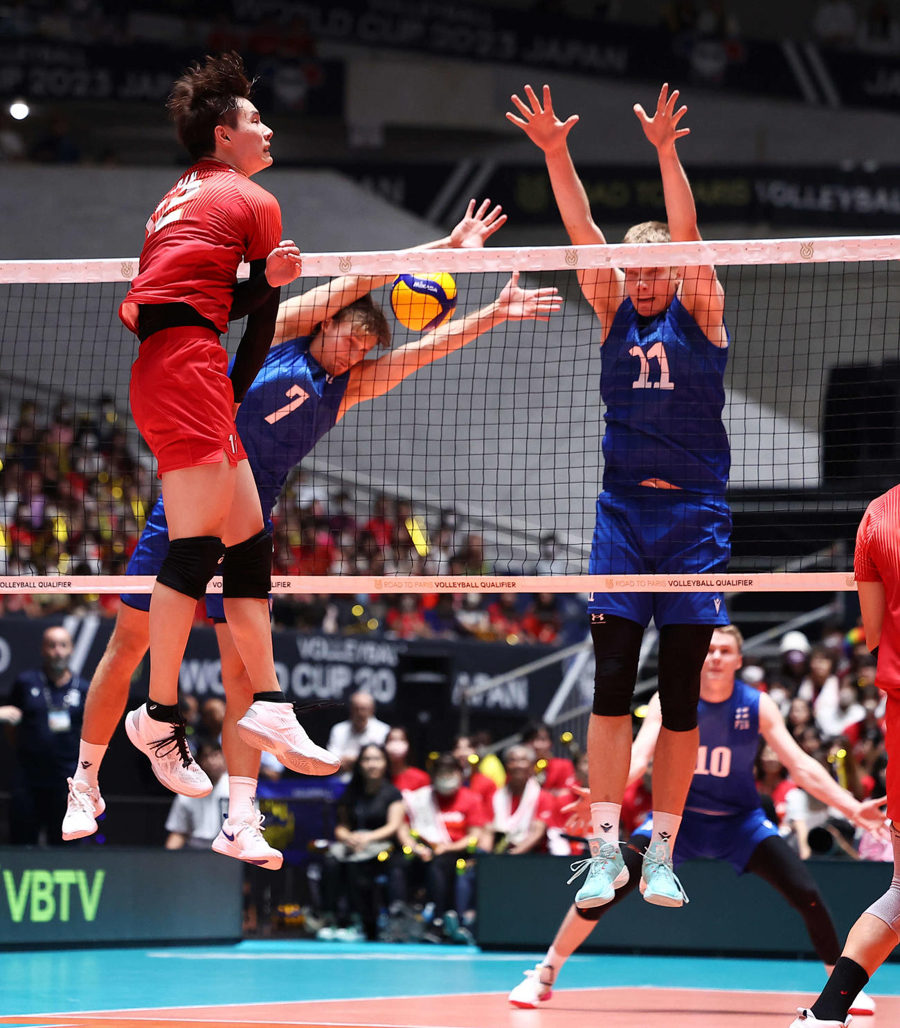 日本対フィンランド　第3S、スパイクを放つ高橋藍（撮影・河田真司）