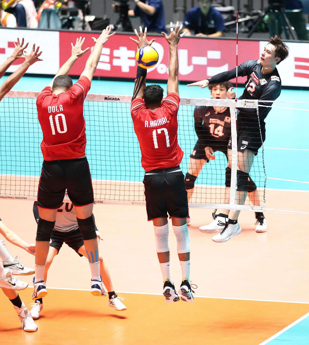 日本対エジプト　第2S、スパイクを放つ高橋藍（撮影・河田真司）