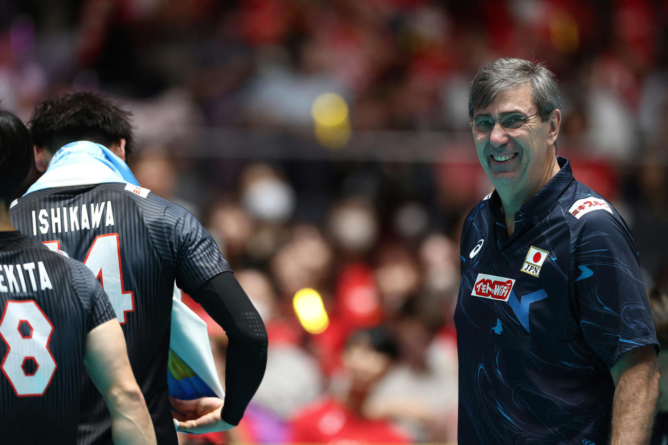 日本対エジプト　2セット連取し笑顔を見せるフィリップ・ブラン監督（撮影・河田真司）