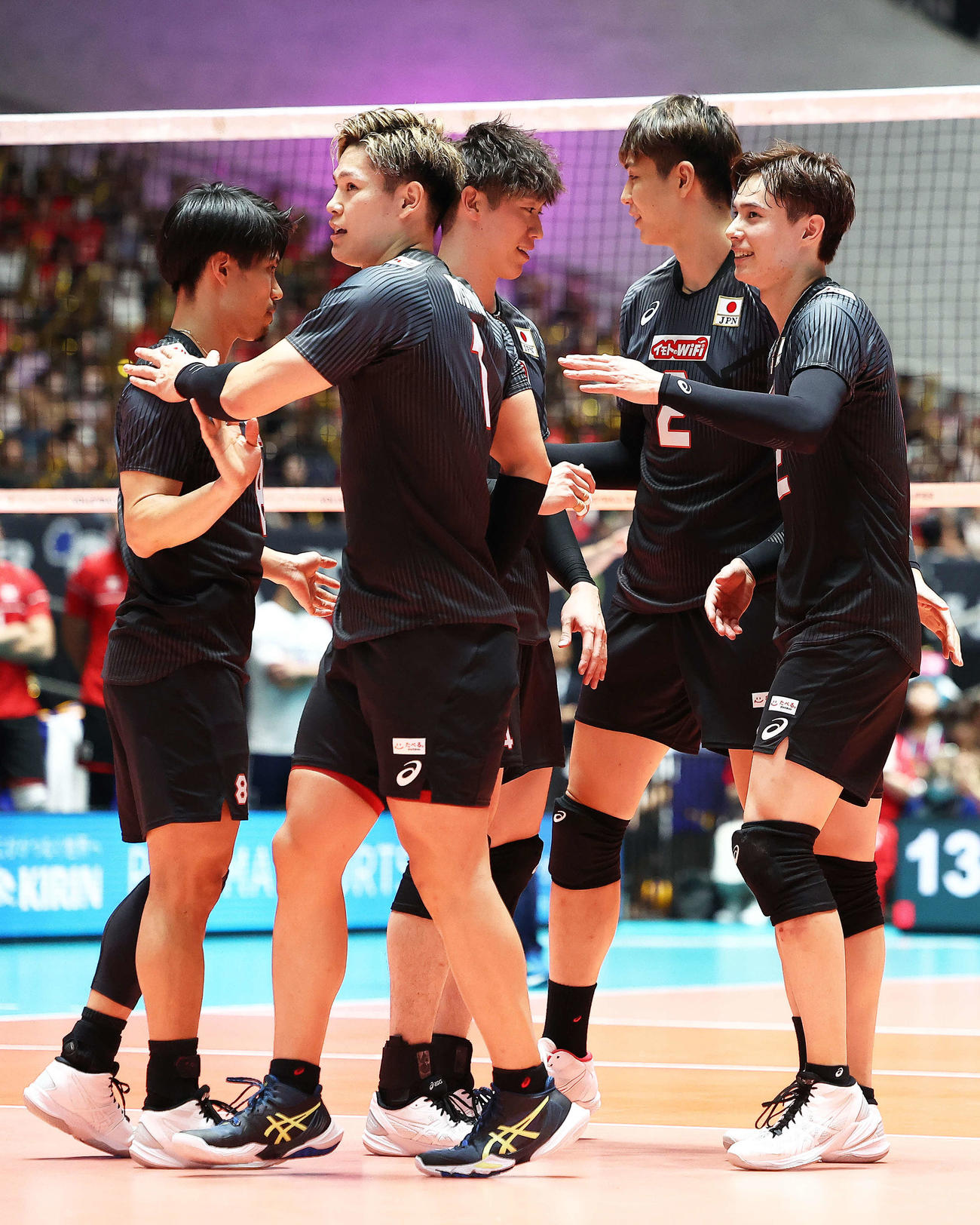 日本対エジプト　第3S、ポイントし輪を作る男子バレー日本代表（撮影・河田真司）