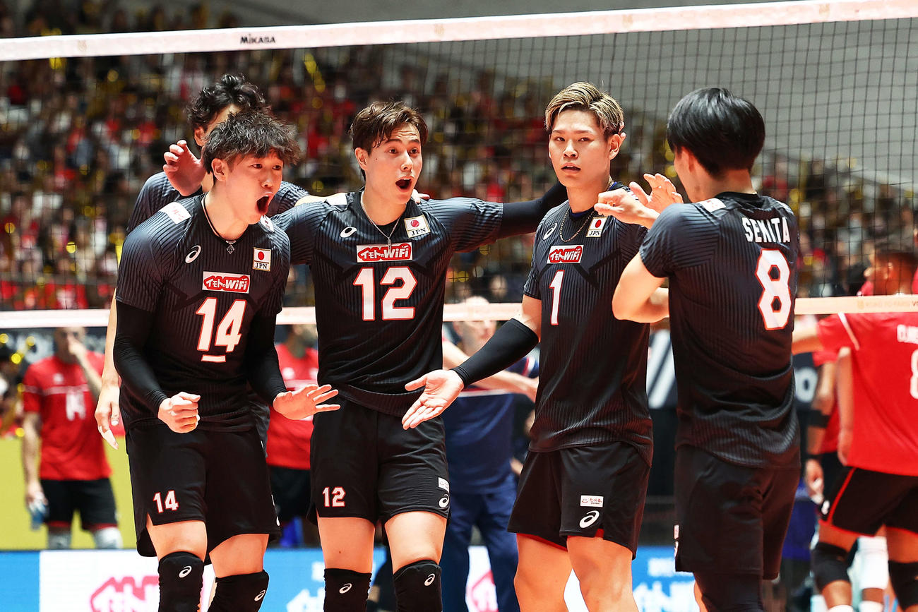 日本対エジプト　第3S、ポイントし雄たけびを上げる石川（左）ら選手（撮影・河田真司）