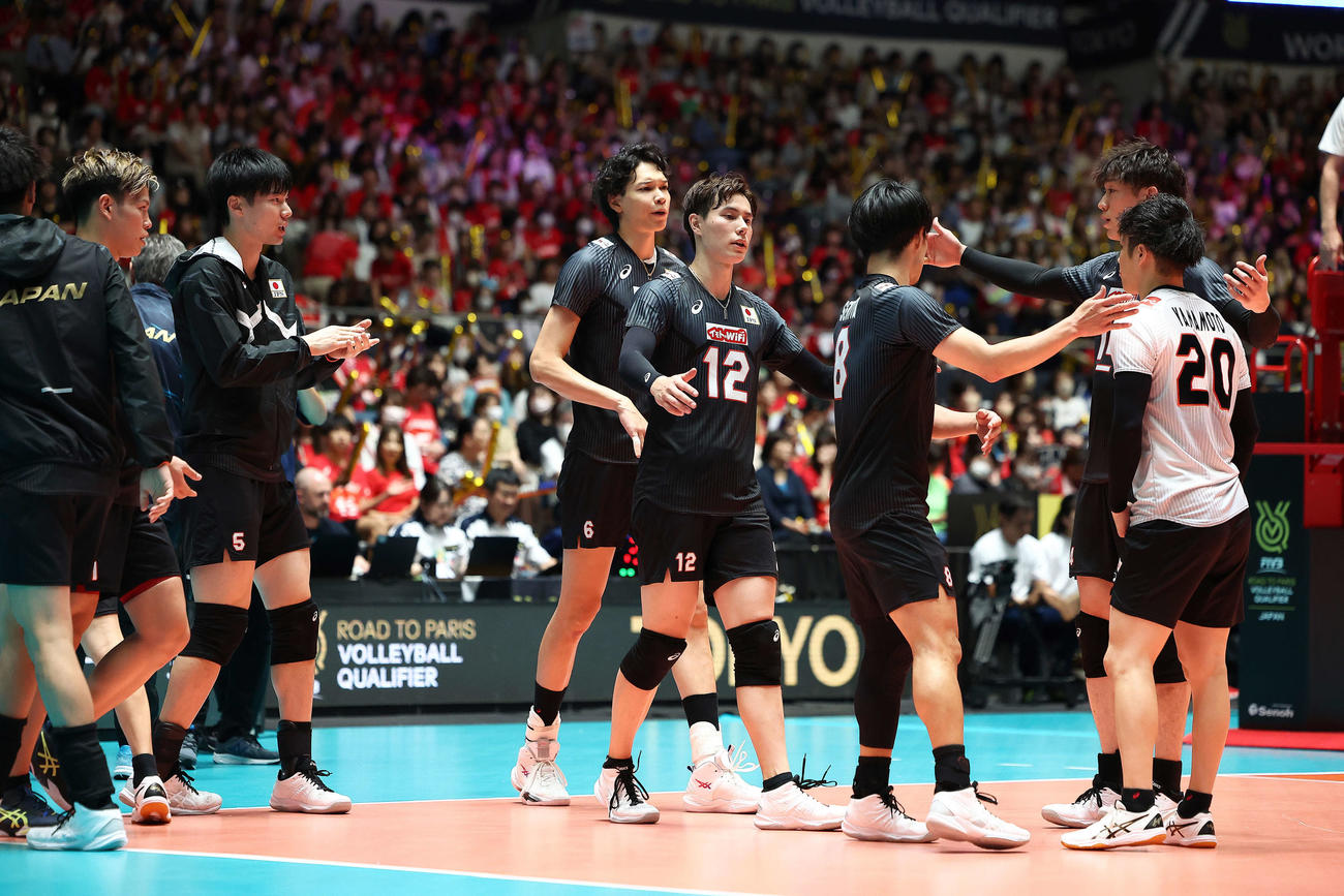 日本対エジプト　第3S、タイムアウトを終え、コートに戻る高橋藍（中央）ら選手（撮影・河田真司）