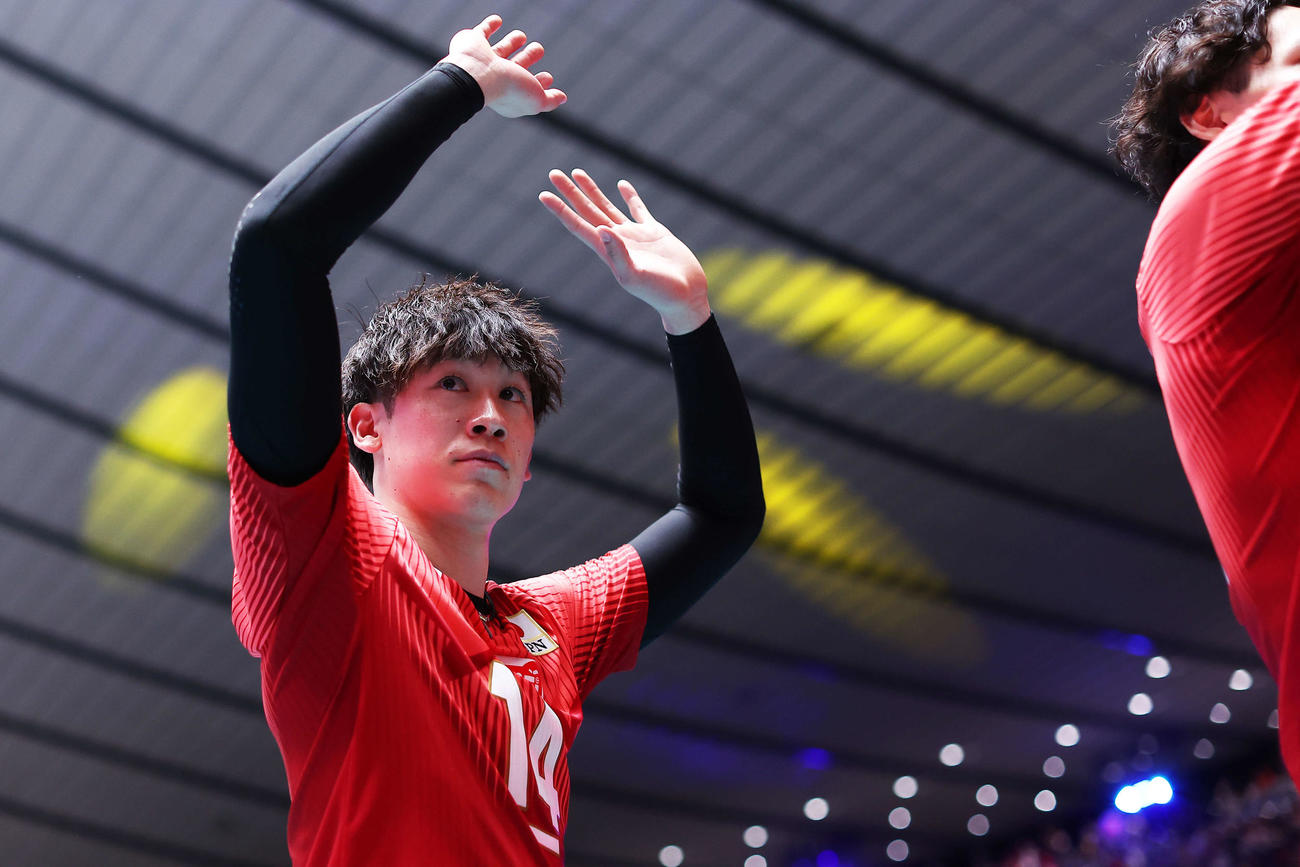 日本対フィンランド　フィンランドに勝利し、観客の声援に応えながら引き揚げる石川（撮影・河田真司）