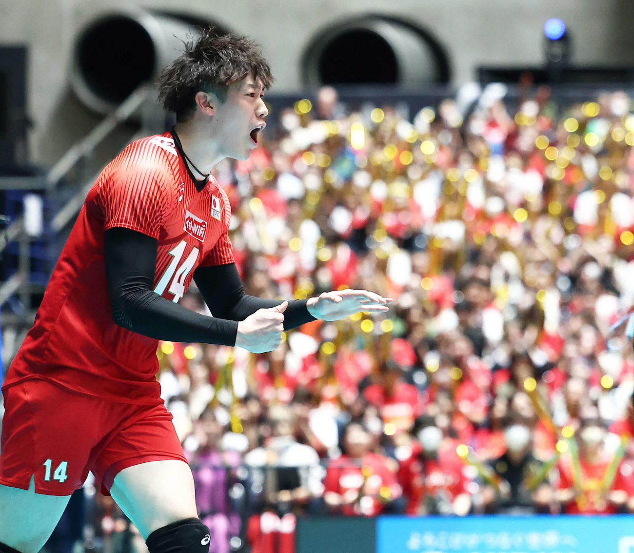 日本対フィンランド　第4S、ポイントし雄たけびを上げる石川（左）と高橋藍（撮影・河田真司）