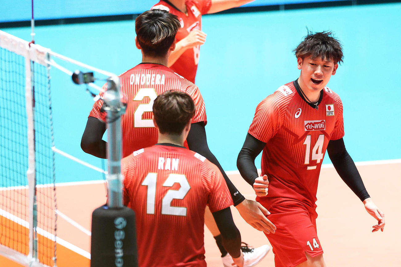 日本対フィンランド　第2S、ポイントしガッツポーズする石川（撮影・河田真司）