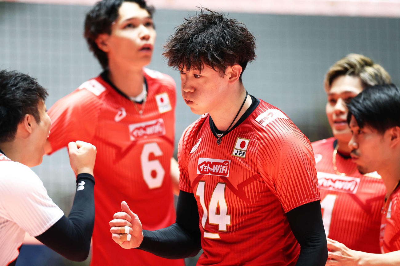日本対フィンランド　第1S、ポイントしガッツポーズする石川（撮影・河田真司）